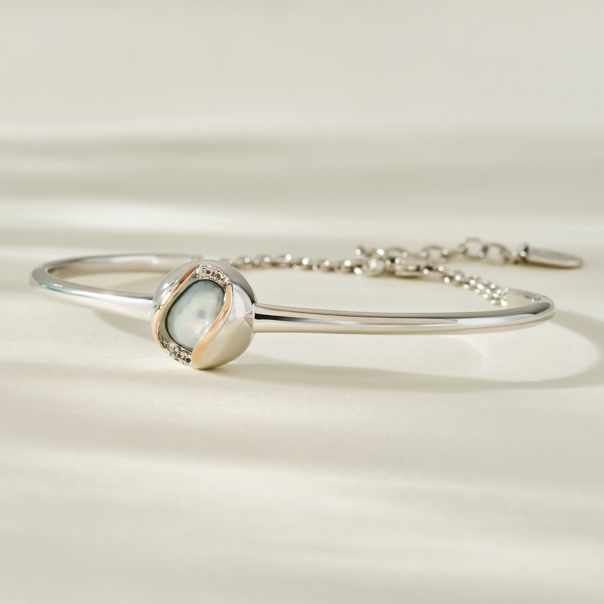 Salacia Silver Oyster Bangle with Pearl